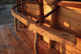 Bungalow Turquoise, le banc réalisé avec un balancier de pirogue
