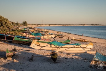 Balade à pied à Maromena par la plage de sable blanc (5km, 1 heure) et retour au Camp Vezo par le lagon en pirogue à balancier.